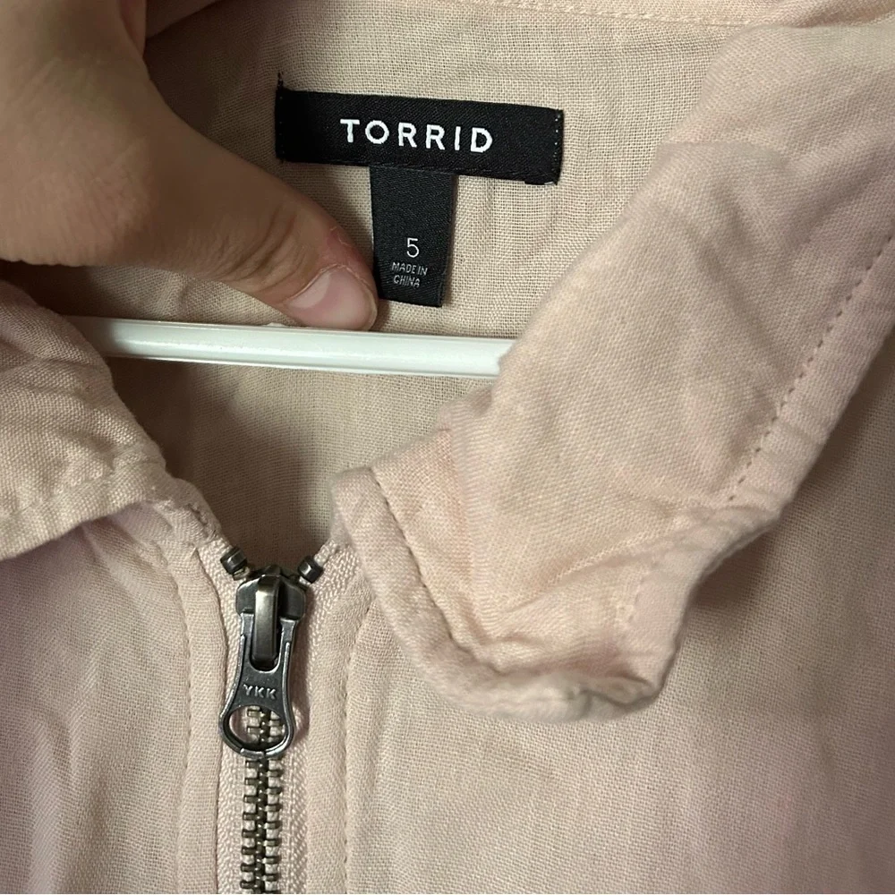 Torrid lightweight collared zip up jacket size 5 light dusty pink